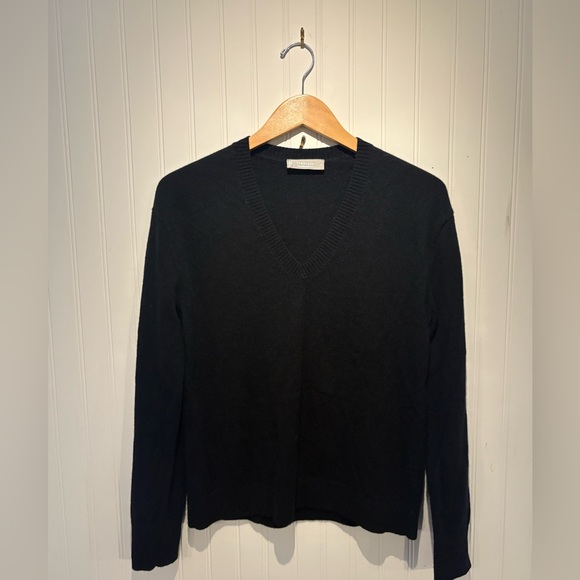 Everlane Sweaters - EVERLANE  size S Recycled Cashmere  Classic Black V-Neck Sweater excellent cond.